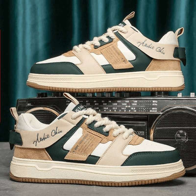 Profil latéral de baskets au design vintage en beige et vert